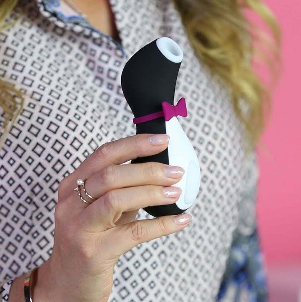 Клиторальный стимулятор с вибрацией Satisfyer Curvy 2+, розовый J2018-81-3 - Satisfyer - Вакуумно-волновые стимуляторы клитора - Купить