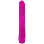 XOUXOU perle og rabbit vibrator i blød silikone og vandtæt overflade. En perle og rabbit vibrator af silkeblødt silikone der kan tages med i badet og giver roterende fornøjelse og stimulering til klitoris. Den lækre bløde vibrator er overtrukket med medicinsk silikone der er utrolig hudvenlig. Det er specielt godt for dem der har problemer med allergier. Indvendig slår der et kraftigt hjerne der med sine 2 motorer sørger for utrolig stimulerende rotation og vibration. Den styres legende let via knapperne i bunden. Du kan vælge mellem 4 programmer samt højre/venstre rotation. Batterierne er genopladelige og oplades via det medfølgende USB kabel.  De roterende perler der gemmer sig under den bløde silikone for sørger for en helt unik fornemmelse. De giver g-punktet en utrolig pirrende og intens forkælelse. Specielt hvis du tager den med i bad, og nyder den med dejlig varmt vand. Vibratoren er nemlig 100% vandtæt, hvilket også gør det meget nemmere at rengøre den.  Klitoris vibratoren der sidder på skaftet har sin egen motor og sørger for prikken over i'et. Den lægger sig ind over klitoris når vibratoren er ført ind og stimulerer med sine 2 små ører. Det hele i kombination giver en langt bedre og kraftigere orgasme.  Vi anbefaler at du smører lidt vandbaseret glidecreme på vibratoren inden den føres ind. Det gør den mere behagelig, naturlig og glidevenlig.  Roterende perler. Samlet længde: 18,3 cm. Penetrationsdybde: 11,2 cm. Diameter: 2,6 cm. Materiale består af silikone og PU (ftalatfri). 100% vandtæt så kan tages med i bad.  Genopladelige batterier der oplades via USB.