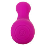 XOUXOU perle og rabbit vibrator i blød silikone og vandtæt overflade. En perle og rabbit vibrator af silkeblødt silikone der kan tages med i badet og giver roterende fornøjelse og stimulering til klitoris. Den lækre bløde vibrator er overtrukket med medicinsk silikone der er utrolig hudvenlig. Det er specielt godt for dem der har problemer med allergier. Indvendig slår der et kraftigt hjerne der med sine 2 motorer sørger for utrolig stimulerende rotation og vibration. Den styres legende let via knapperne i bunden. Du kan vælge mellem 4 programmer samt højre/venstre rotation. Batterierne er genopladelige og oplades via det medfølgende USB kabel.  De roterende perler der gemmer sig under den bløde silikone for sørger for en helt unik fornemmelse. De giver g-punktet en utrolig pirrende og intens forkælelse. Specielt hvis du tager den med i bad, og nyder den med dejlig varmt vand. Vibratoren er nemlig 100% vandtæt, hvilket også gør det meget nemmere at rengøre den.  Klitoris vibratoren der sidder på skaftet har sin egen motor og sørger for prikken over i'et. Den lægger sig ind over klitoris når vibratoren er ført ind og stimulerer med sine 2 små ører. Det hele i kombination giver en langt bedre og kraftigere orgasme.  Vi anbefaler at du smører lidt vandbaseret glidecreme på vibratoren inden den føres ind. Det gør den mere behagelig, naturlig og glidevenlig.  Roterende perler. Samlet længde: 18,3 cm. Penetrationsdybde: 11,2 cm. Diameter: 2,6 cm. Materiale består af silikone og PU (ftalatfri). 100% vandtæt så kan tages med i bad.  Genopladelige batterier der oplades via USB.