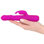 XOUXOU perle og rabbit vibrator i blød silikone og vandtæt overflade. En perle og rabbit vibrator af silkeblødt silikone der kan tages med i badet og giver roterende fornøjelse og stimulering til klitoris. Den lækre bløde vibrator er overtrukket med medicinsk silikone der er utrolig hudvenlig. Det er specielt godt for dem der har problemer med allergier. Indvendig slår der et kraftigt hjerne der med sine 2 motorer sørger for utrolig stimulerende rotation og vibration. Den styres legende let via knapperne i bunden. Du kan vælge mellem 4 programmer samt højre/venstre rotation. Batterierne er genopladelige og oplades via det medfølgende USB kabel.  De roterende perler der gemmer sig under den bløde silikone for sørger for en helt unik fornemmelse. De giver g-punktet en utrolig pirrende og intens forkælelse. Specielt hvis du tager den med i bad, og nyder den med dejlig varmt vand. Vibratoren er nemlig 100% vandtæt, hvilket også gør det meget nemmere at rengøre den.  Klitoris vibratoren der sidder på skaftet har sin egen motor og sørger for prikken over i'et. Den lægger sig ind over klitoris når vibratoren er ført ind og stimulerer med sine 2 små ører. Det hele i kombination giver en langt bedre og kraftigere orgasme.  Vi anbefaler at du smører lidt vandbaseret glidecreme på vibratoren inden den føres ind. Det gør den mere behagelig, naturlig og glidevenlig.  Roterende perler. Samlet længde: 18,3 cm. Penetrationsdybde: 11,2 cm. Diameter: 2,6 cm. Materiale består af silikone og PU (ftalatfri). 100% vandtæt så kan tages med i bad.  Genopladelige batterier der oplades via USB.