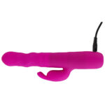 XOUXOU perle og rabbit vibrator i blød silikone og vandtæt overflade. En perle og rabbit vibrator af silkeblødt silikone der kan tages med i badet og giver roterende fornøjelse og stimulering til klitoris. Den lækre bløde vibrator er overtrukket med medicinsk silikone der er utrolig hudvenlig. Det er specielt godt for dem der har problemer med allergier. Indvendig slår der et kraftigt hjerne der med sine 2 motorer sørger for utrolig stimulerende rotation og vibration. Den styres legende let via knapperne i bunden. Du kan vælge mellem 4 programmer samt højre/venstre rotation. Batterierne er genopladelige og oplades via det medfølgende USB kabel.  De roterende perler der gemmer sig under den bløde silikone for sørger for en helt unik fornemmelse. De giver g-punktet en utrolig pirrende og intens forkælelse. Specielt hvis du tager den med i bad, og nyder den med dejlig varmt vand. Vibratoren er nemlig 100% vandtæt, hvilket også gør det meget nemmere at rengøre den.  Klitoris vibratoren der sidder på skaftet har sin egen motor og sørger for prikken over i'et. Den lægger sig ind over klitoris når vibratoren er ført ind og stimulerer med sine 2 små ører. Det hele i kombination giver en langt bedre og kraftigere orgasme.  Vi anbefaler at du smører lidt vandbaseret glidecreme på vibratoren inden den føres ind. Det gør den mere behagelig, naturlig og glidevenlig.  Roterende perler. Samlet længde: 18,3 cm. Penetrationsdybde: 11,2 cm. Diameter: 2,6 cm. Materiale består af silikone og PU (ftalatfri). 100% vandtæt så kan tages med i bad.  Genopladelige batterier der oplades via USB.