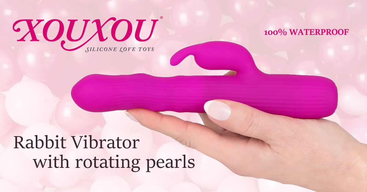 XOUXOU perle og rabbit vibrator i blød silikone og vandtæt overflade. En perle og rabbit vibrator af silkeblødt silikone der kan tages med i badet og giver roterende fornøjelse og stimulering til klitoris. Den lækre bløde vibrator er overtrukket med medicinsk silikone der er utrolig hudvenlig. Det er specielt godt for dem der har problemer med allergier. Indvendig slår der et kraftigt hjerne der med sine 2 motorer sørger for utrolig stimulerende rotation og vibration. Den styres legende let via knapperne i bunden. Du kan vælge mellem 4 programmer samt højre/venstre rotation. Batterierne er genopladelige og oplades via det medfølgende USB kabel.  De roterende perler der gemmer sig under den bløde silikone for sørger for en helt unik fornemmelse. De giver g-punktet en utrolig pirrende og intens forkælelse. Specielt hvis du tager den med i bad, og nyder den med dejlig varmt vand. Vibratoren er nemlig 100% vandtæt, hvilket også gør det meget nemmere at rengøre den.  Klitoris vibratoren der sidder på skaftet har sin egen motor og sørger for prikken over i'et. Den lægger sig ind over klitoris når vibratoren er ført ind og stimulerer med sine 2 små ører. Det hele i kombination giver en langt bedre og kraftigere orgasme.  Vi anbefaler at du smører lidt vandbaseret glidecreme på vibratoren inden den føres ind. Det gør den mere behagelig, naturlig og glidevenlig.  Roterende perler. Samlet længde: 18,3 cm. Penetrationsdybde: 11,2 cm. Diameter: 2,6 cm. Materiale består af silikone og PU (ftalatfri). 100% vandtæt så kan tages med i bad.  Genopladelige batterier der oplades via USB.
