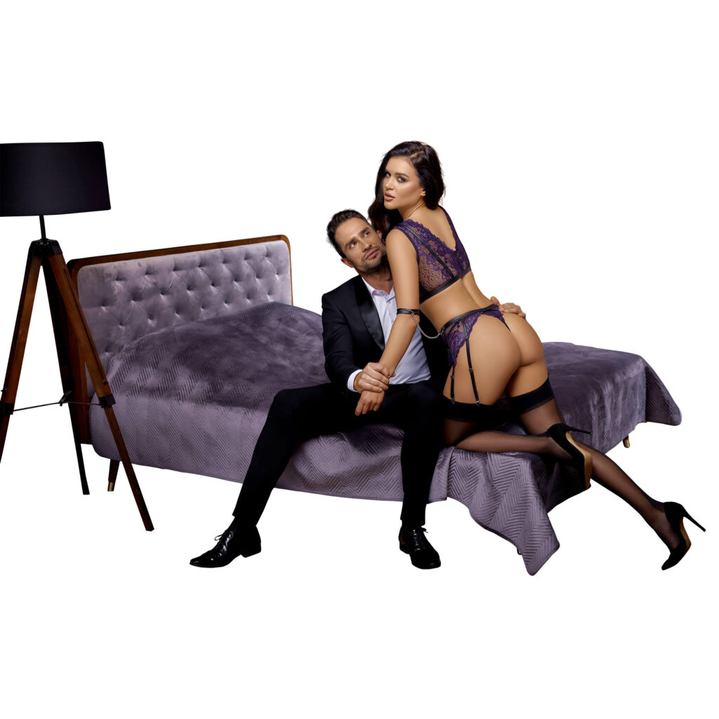 Lingeri Sæt med Håndjern i Lilla blonder og Sorte Stropper