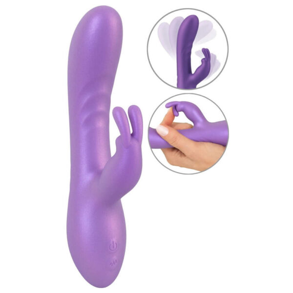 Flexible Rabbit Vibrator – Dobbelt Stimulation for Ultimativ Nydelse Flexible Rabbit Vibrator – Special Edition Metallic Silicone fra Sweet Smile er en slank, luksuriøs og yderst effektiv vibrator, der giver dobbelt stimulation for maksimal nydelse. Designet med en smuk, skinnende mat metallisk finish kombinerer dette legetøj elegance med funktionalitet for en uforglemmelig oplevelse. Dobbelt Stimulation af G-punkt og Klitoris Denne vibrator er designet til at levere intens dobbelt stimulation. Den har to distinkte arme, der arbejder sammen om at stimulere både G-punktet og klitoris samtidig. Den primære skaft er perfekt udformet til at massere vagina/G-punkt, mens vibro-bunnyen giver målrettet stimulation til klitoris. Begge arme er udstyret med en stimulerende tekstur, som forstærker fornemmelserne under brug. Bøjelig og Fleksibel for Maksimal Komfort Flexible Rabbit Vibrator er lavet af fløjlsblødt silikone, hvilket gør den både nem at indsætte og ekstremt behagelig at bruge. Dens fleksibilitet betyder, at den tilpasser sig perfekt til kroppen og dens bevægelser, hvilket giver skræddersyet nydelse, uanset om du nyder solo-leg eller deler oplevelsen med en partner. Denne vibrator er perfekt til dem, der foretrækker en tilpasset pasform, der giver fuld kontrol over stimulationen. 12 Stille Vibrationsindstillinger i To Motorer Med 2 x 12 stille vibrationsindstillinger tilbyder vibrator en bred vifte af fornemmelser for ultimativ tilfredsstillelse. Vibrationsindstillingerne i både hovedskaftet og bunnyen kan justeres sammen eller separat, hvilket giver en fuldt tilpasset oplevelse. Knapperne på bunden af legetøjet gør det nemt at skifte mellem indstillinger for en helt unik rejse. Vandtæt og Genopladelig Det vandtætte design betyder, at du kan tage denne vibrator med dig i badet eller bruseren og omdanne ethvert øjeblik til en luksuriøs oplevelse. Desuden sikrer den genopladelige funktion, at du aldrig løber tør for strøm på de mest spændende tidspunkter. Et USB-kabel medfølger for nem opladning. Nøglefunktioner: Skinnende, Glat Look: Special Edition Metallic Silicone finish. Dobbelt Stimulation: G-punkt og klitoris nydelse på samme tid. Fleksibel og Bøjelig: Tilpasser sig din krop for optimal komfort. 12 Stille Vibrationsindstillinger: Fuld kontrol for din nydelse. Fløjlsblød Silikone: Kroppens sikker og glat at røre ved. Vandtæt: Brug den i bruseren eller badet. Genopladelig: Inkluderer et USB-kabel for nem opladning. Med sit elegante design, luksuriøse følelse og dobbelt stimulationsevne er Flexible Rabbit Vibrator fra Sweet Smile det perfekte valg for dem, der søger en forbedret og tilpasset nydelsesoplevelse. Uanset om den bruges solo eller med en partner, lover den at levere intens tilfredsstillelse hver gang.