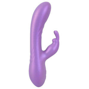 Flexible Rabbit Vibrator – Dobbelt Stimulation for Ultimativ Nydelse Flexible Rabbit Vibrator – Special Edition Metallic Silicone fra Sweet Smile er en slank, luksuriøs og yderst effektiv vibrator, der giver dobbelt stimulation for maksimal nydelse. Designet med en smuk, skinnende mat metallisk finish kombinerer dette legetøj elegance med funktionalitet for en uforglemmelig oplevelse. Dobbelt Stimulation af G-punkt og Klitoris Denne vibrator er designet til at levere intens dobbelt stimulation. Den har to distinkte arme, der arbejder sammen om at stimulere både G-punktet og klitoris samtidig. Den primære skaft er perfekt udformet til at massere vagina/G-punkt, mens vibro-bunnyen giver målrettet stimulation til klitoris. Begge arme er udstyret med en stimulerende tekstur, som forstærker fornemmelserne under brug. Bøjelig og Fleksibel for Maksimal Komfort Flexible Rabbit Vibrator er lavet af fløjlsblødt silikone, hvilket gør den både nem at indsætte og ekstremt behagelig at bruge. Dens fleksibilitet betyder, at den tilpasser sig perfekt til kroppen og dens bevægelser, hvilket giver skræddersyet nydelse, uanset om du nyder solo-leg eller deler oplevelsen med en partner. Denne vibrator er perfekt til dem, der foretrækker en tilpasset pasform, der giver fuld kontrol over stimulationen. 12 Stille Vibrationsindstillinger i To Motorer Med 2 x 12 stille vibrationsindstillinger tilbyder vibrator en bred vifte af fornemmelser for ultimativ tilfredsstillelse. Vibrationsindstillingerne i både hovedskaftet og bunnyen kan justeres sammen eller separat, hvilket giver en fuldt tilpasset oplevelse. Knapperne på bunden af legetøjet gør det nemt at skifte mellem indstillinger for en helt unik rejse. Vandtæt og Genopladelig Det vandtætte design betyder, at du kan tage denne vibrator med dig i badet eller bruseren og omdanne ethvert øjeblik til en luksuriøs oplevelse. Desuden sikrer den genopladelige funktion, at du aldrig løber tør for strøm på de mest spændende tidspunkter. Et USB-kabel medfølger for nem opladning. Nøglefunktioner: Skinnende, Glat Look: Special Edition Metallic Silicone finish. Dobbelt Stimulation: G-punkt og klitoris nydelse på samme tid. Fleksibel og Bøjelig: Tilpasser sig din krop for optimal komfort. 12 Stille Vibrationsindstillinger: Fuld kontrol for din nydelse. Fløjlsblød Silikone: Kroppens sikker og glat at røre ved. Vandtæt: Brug den i bruseren eller badet. Genopladelig: Inkluderer et USB-kabel for nem opladning. Med sit elegante design, luksuriøse følelse og dobbelt stimulationsevne er Flexible Rabbit Vibrator fra Sweet Smile det perfekte valg for dem, der søger en forbedret og tilpasset nydelsesoplevelse. Uanset om den bruges solo eller med en partner, lover den at levere intens tilfredsstillelse hver gang.