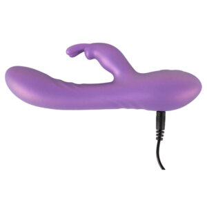 Flexible Rabbit Vibrator – Dobbelt Stimulation for Ultimativ Nydelse Flexible Rabbit Vibrator – Special Edition Metallic Silicone fra Sweet Smile er en slank, luksuriøs og yderst effektiv vibrator, der giver dobbelt stimulation for maksimal nydelse. Designet med en smuk, skinnende mat metallisk finish kombinerer dette legetøj elegance med funktionalitet for en uforglemmelig oplevelse. Dobbelt Stimulation af G-punkt og Klitoris Denne vibrator er designet til at levere intens dobbelt stimulation. Den har to distinkte arme, der arbejder sammen om at stimulere både G-punktet og klitoris samtidig. Den primære skaft er perfekt udformet til at massere vagina/G-punkt, mens vibro-bunnyen giver målrettet stimulation til klitoris. Begge arme er udstyret med en stimulerende tekstur, som forstærker fornemmelserne under brug. Bøjelig og Fleksibel for Maksimal Komfort Flexible Rabbit Vibrator er lavet af fløjlsblødt silikone, hvilket gør den både nem at indsætte og ekstremt behagelig at bruge. Dens fleksibilitet betyder, at den tilpasser sig perfekt til kroppen og dens bevægelser, hvilket giver skræddersyet nydelse, uanset om du nyder solo-leg eller deler oplevelsen med en partner. Denne vibrator er perfekt til dem, der foretrækker en tilpasset pasform, der giver fuld kontrol over stimulationen. 12 Stille Vibrationsindstillinger i To Motorer Med 2 x 12 stille vibrationsindstillinger tilbyder vibrator en bred vifte af fornemmelser for ultimativ tilfredsstillelse. Vibrationsindstillingerne i både hovedskaftet og bunnyen kan justeres sammen eller separat, hvilket giver en fuldt tilpasset oplevelse. Knapperne på bunden af legetøjet gør det nemt at skifte mellem indstillinger for en helt unik rejse. Vandtæt og Genopladelig Det vandtætte design betyder, at du kan tage denne vibrator med dig i badet eller bruseren og omdanne ethvert øjeblik til en luksuriøs oplevelse. Desuden sikrer den genopladelige funktion, at du aldrig løber tør for strøm på de mest spændende tidspunkter. Et USB-kabel medfølger for nem opladning. Nøglefunktioner: Skinnende, Glat Look: Special Edition Metallic Silicone finish. Dobbelt Stimulation: G-punkt og klitoris nydelse på samme tid. Fleksibel og Bøjelig: Tilpasser sig din krop for optimal komfort. 12 Stille Vibrationsindstillinger: Fuld kontrol for din nydelse. Fløjlsblød Silikone: Kroppens sikker og glat at røre ved. Vandtæt: Brug den i bruseren eller badet. Genopladelig: Inkluderer et USB-kabel for nem opladning. Med sit elegante design, luksuriøse følelse og dobbelt stimulationsevne er Flexible Rabbit Vibrator fra Sweet Smile det perfekte valg for dem, der søger en forbedret og tilpasset nydelsesoplevelse. Uanset om den bruges solo eller med en partner, lover den at levere intens tilfredsstillelse hver gang.